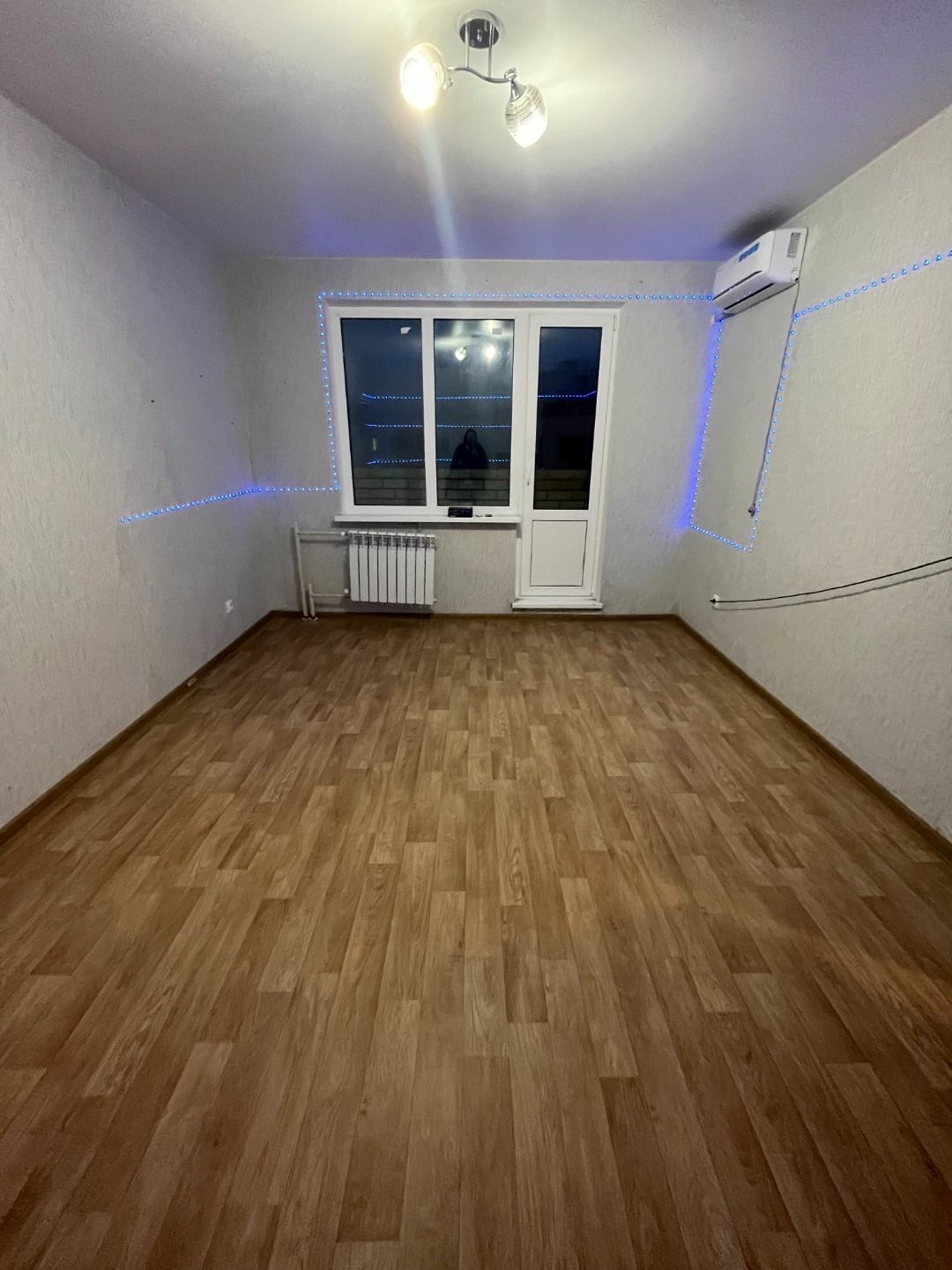 Сдается в аренду 1-комнатная квартира  на 10-м этаже - 10 -ти этажного дома в новом комплексе  ЖК На Ипподромной. В квартире социальный ремонт (обои, напольное покрытие - линолеум, рабочая стена на кухне и в сан.узле в плитке, натяжной потолок, сантехника в комплекте). Установлены счетчики на элек