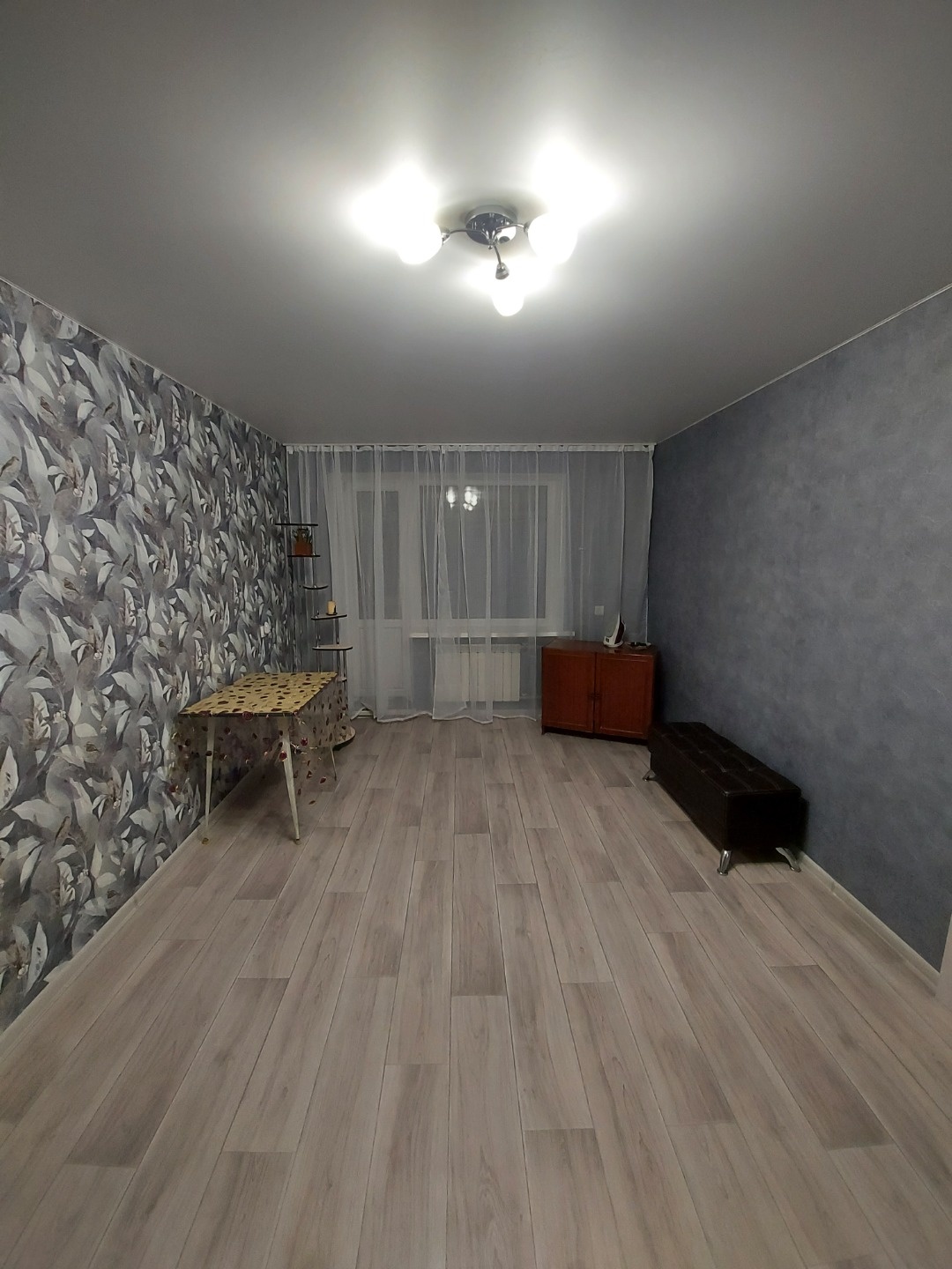 Сдается 1 комнатная квартира на комфортном 3 этаже 9-ти этажного кирпичного дома на длительный срок.
Отличный район для проживания, вся необходимая инфраструктура рядом: ТРК Оранжевый, рынок Владимирский, Крльцо, в шаговой доступности продуктовые магазины, удобная транспортная развязка в любую точку