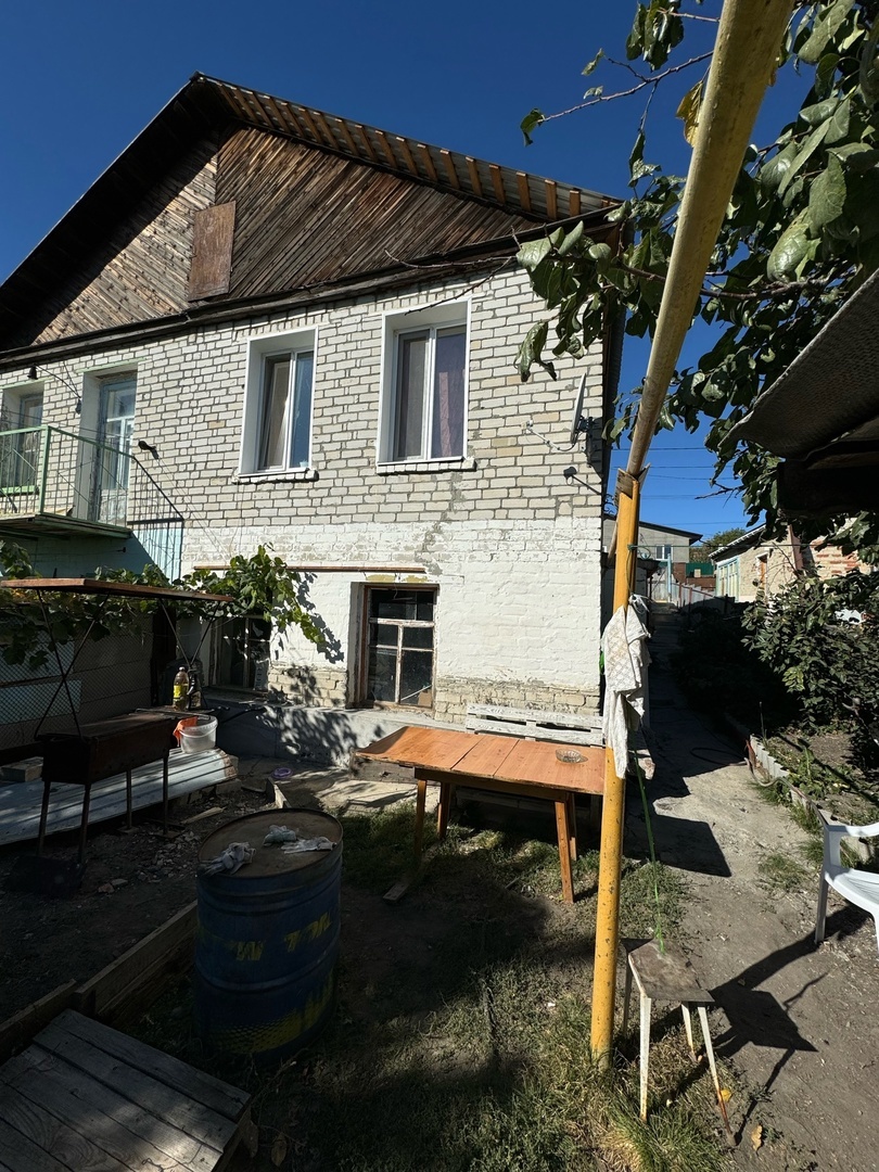 Продаётся добротный  кирпичный Дом со всеми удобствами: кухня, туалет, всё в доме, также свет, вода, газ, слив, все есть. Участок небольшой 3 сотки, проезд круглогодично чистится, т.к. рядом Корольков Сад и Холмогоры. В доме 3 изолированных комнаты, 3 из них спальни, 1 зал . Также в доме есть просто