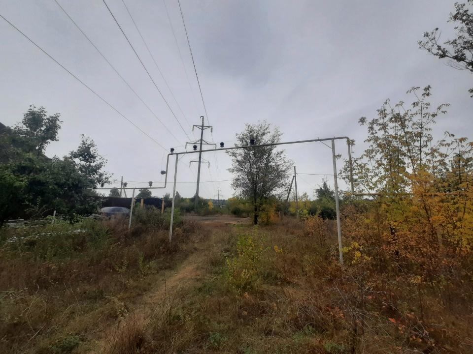 Участок, разрешённые использование: садоводство. Проходит газ, электричество, поливная вода. Рядом коттеджи. Дорога щебень с грунтом. Есть шлагбаум.