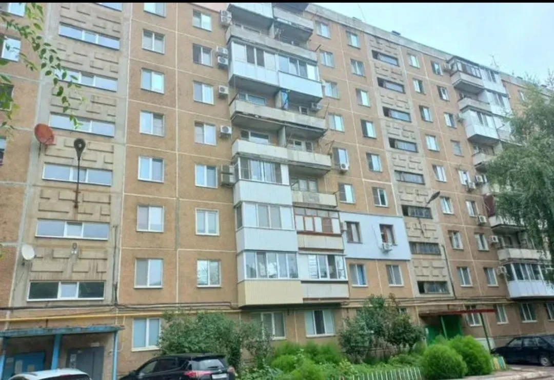 Регистрацию не делаем!!!Сдаю трех комнатную квартиру на 9 этаже 9 этажного дома. Есть все необходимое для проживания. Коммунальные платежи включены в стоимость. 