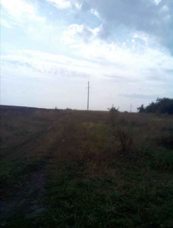 Продам земельный участок, категория земель: сельскохозяйственного назначения, разрешённое использование: для ведения крестьянского (фермерского) хозяйства 8,1 Га (5,9 га пашня и 2,2 га пастбище). Находится в 15 км от Саратова в непосредственной близости от автомобильной дороги при въезде в посёлок К