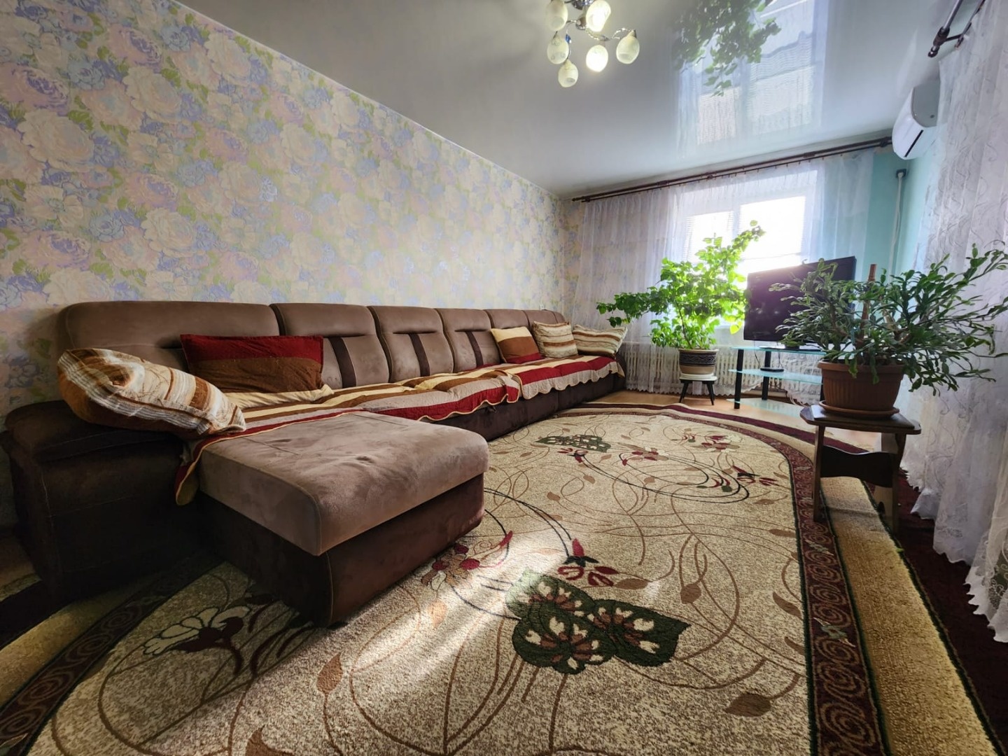 Продается часть дома площадью 81 м2 на участке 8,3 сотки в с. Березовка.
В  доме 3 просторных комнаты, кухня, совмещенный санузел, постирочная. Имеется большая веранда и навес.
Участок ровный, прямоугольный, огороженный.
На участке имеется фундамент под баню или летнюю кухню, сарай с погребом и наве