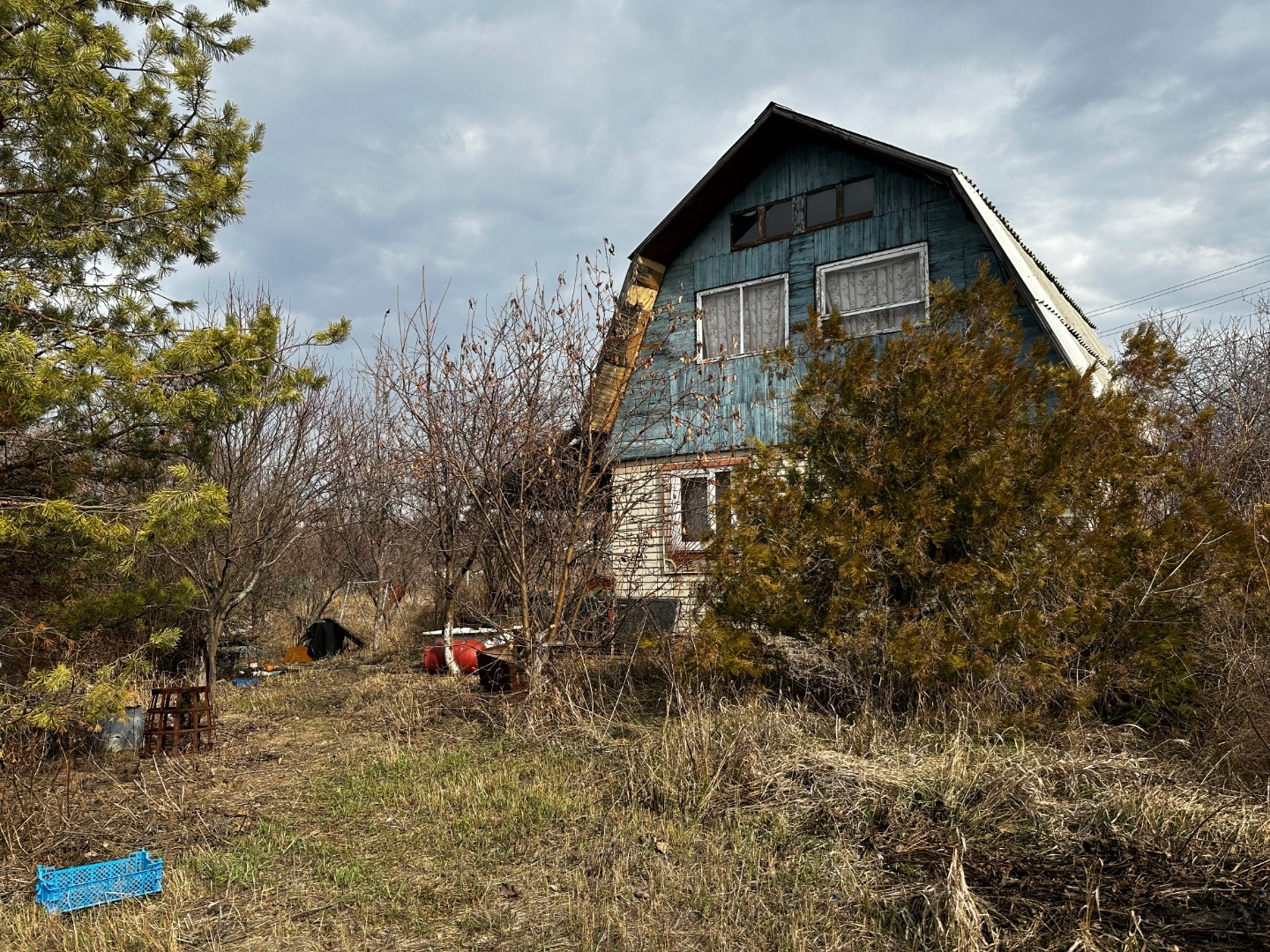 Свой летний домик в деревне в живописном месте! 50м озеро Трещиха. В шаговой доступности сосновый лес и  пляж на р.Волга( 700м).
    д.Трещиха - от центра заводского 20 мин на машине.  Можно на автобусе, остановка в шаговой доступности.
   Это идеальное место, где жизнь кипит не только летом , но и 