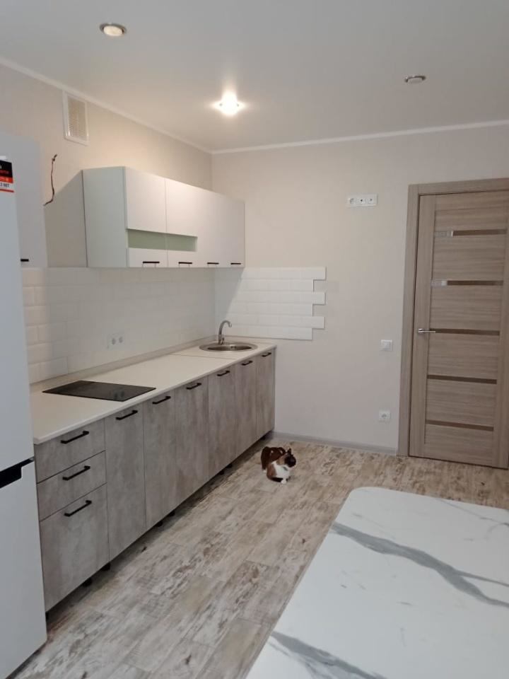 
Для порядочной семьи сдается в аренду отличная 1 комнатная квартира в новом доме  в пос. Солнечный (район ГМ Лента) площадью 37,6 кв. м на 11 этаже 14-ти этажного дома. В квартире удобная планировка, хороший современный ремонт, низкие коммунальные платежи (крышная котельная). Квартира очень тепла