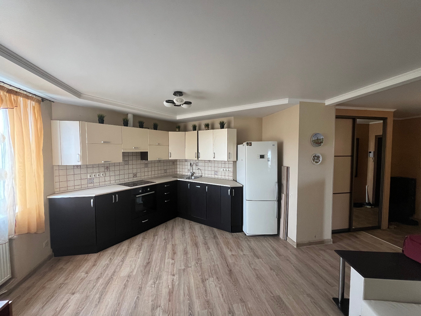 К продаже представлена 3-х комнатная квартира площадью 81,6 кв.м. в ЖК Лазурный. Территория комплекса охраняемая, закрытая территория. Этаж средний, три лифта! В квартире делался качественный ремонт, установлены сплит системы, теплый пол. Встроенные шкафы во всех комнатах включая входную зону.  Пл