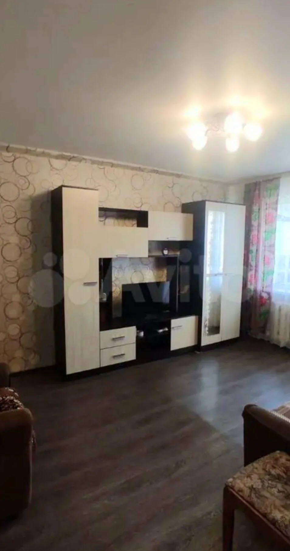 Продаю отличную квартиру на 4 этаже 5 этажного дома. Квартира очень теплая, светлая и уютная, в квартире сделан косметический ремонт, установлены пластиковые окна, натяжной потолок, есть счетчики на холодную и горячую воду. При продаже в квартире частично остается мебель, что входит в стоимость квар