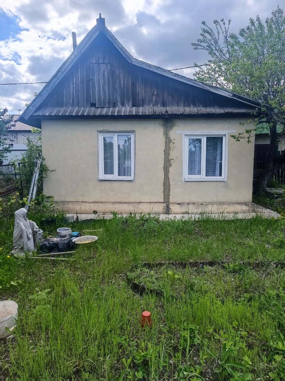 Вашему вниманию дача в черте города. Уютный домик в котором две комнаты и кухня. Участок ровный с плодоносящими деревьями и кустарниками. Участок 12 соток. Есть кирпичная постройка которую можно использовать под баню. Круглогодичный подъезд.  Питьевая и поливная вода. Свет, газ по границе участка. 
