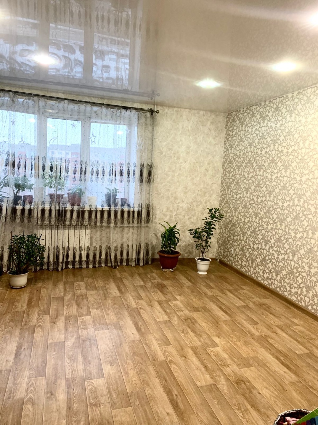 К продаже предлагется 4-х комнатная квартира в пос. Юбиленый.

Хороший кирпичный дом в развитом районе города. Своё ТСЖ.
Просторный дом с парковочными местами.

Общая площадь 82 кв.м. 4 изолированные комнаты. Хороший косметический ремонт не требующий вложений.

Хорошая инфраструктура. Рядом шкoла №6