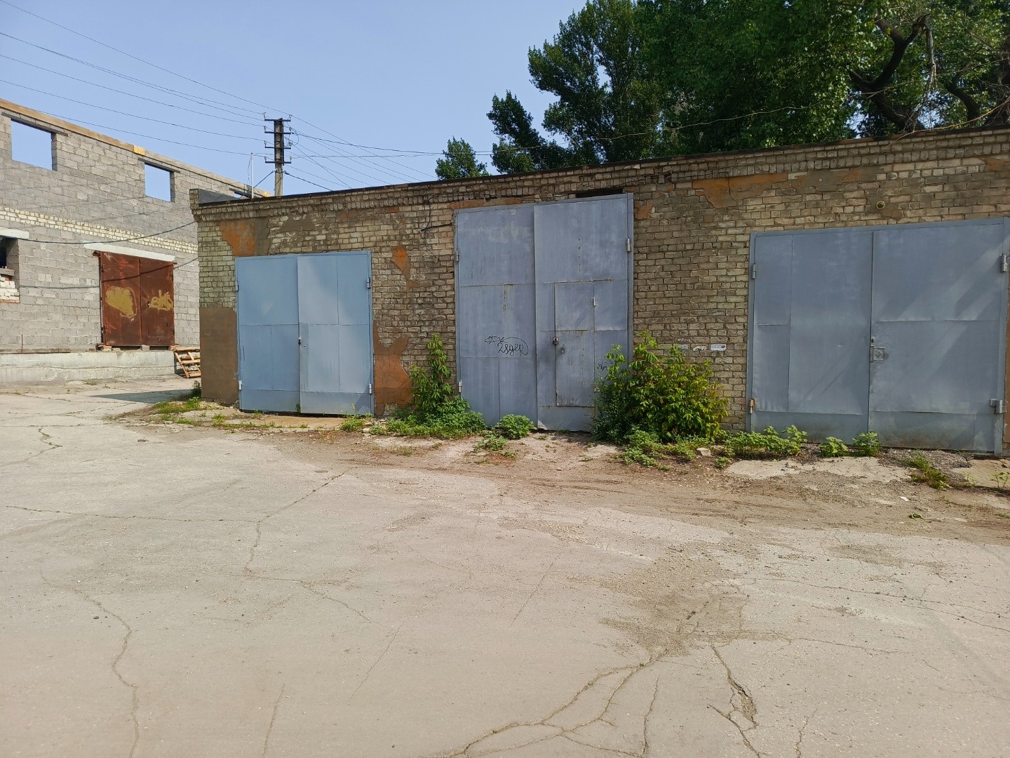 Продаём три  смежных гаражных бокса,ранее использовались под паркинг для грузовых машин. Высота потолка 5 метров, Высота въездных ворот 3,3 м и 4,5 метра.
Подъезд круглый год. Кровля отремонтирована. Помещения и земля оформлены в собственность. Есть перспектива подключения к воде и канализации, до т