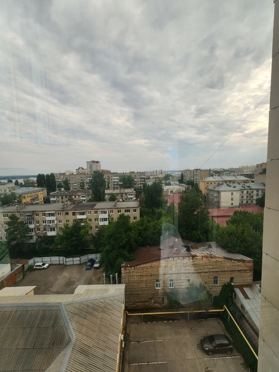 Продается просторная однокомнатная квартира общей площадью 55 квадратных метра (с учетом лоджии), расположенная на восьмом этаже десятиэтажного монолитного дома. Адрес объекта: г. Саратов, проспект имени Петра Столыпина, дом 15/1. Здание было построено в 2008 году по индивидуальному проекту и находи