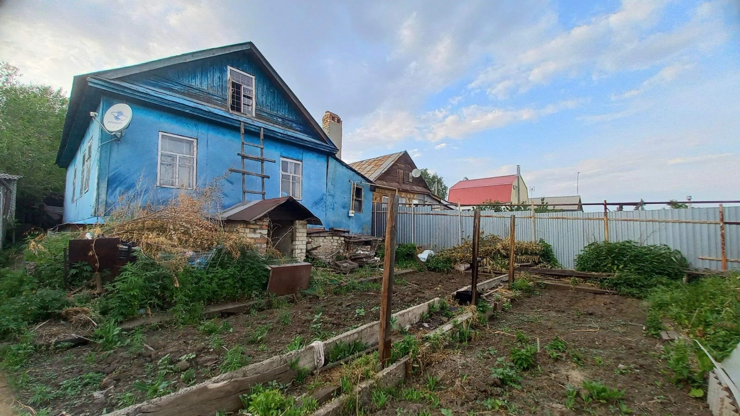 Продаю отдельно стоящий дом площадью 60 кв.м. и 5 сотками земли. В доме две огромные комнаты, веранда, котельная. Хороший подьезд к дому. В шаговой доступности расположены остановки общественного транспорта, школа, дет.сад. магазины. Звоните!