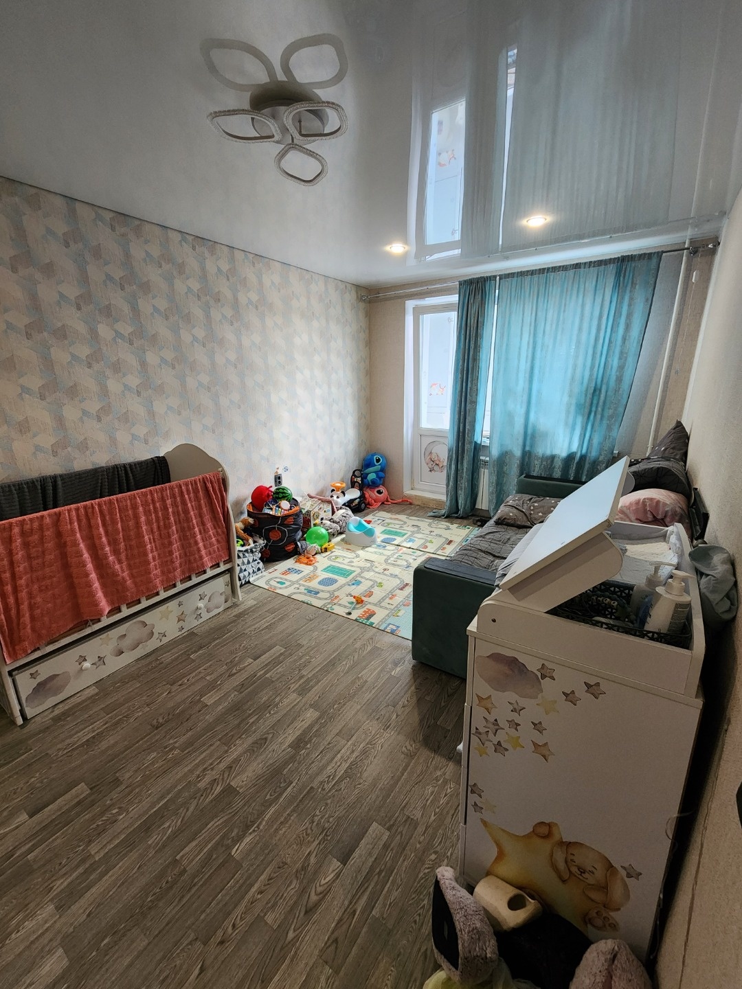 Продается 1-комнатноя квартира площадью 32,4 кв.м. на 6 этаже 9-этажного панельного дома.
В квартире хорошее состояние, выполнен косметический ремонт. Месяц назад застеклен балкон.
Имеется небольшая кладовая. Санузел раздельный.
Чистый подъезд. Хорошие соседи. В шаговой доступности школы, детские са