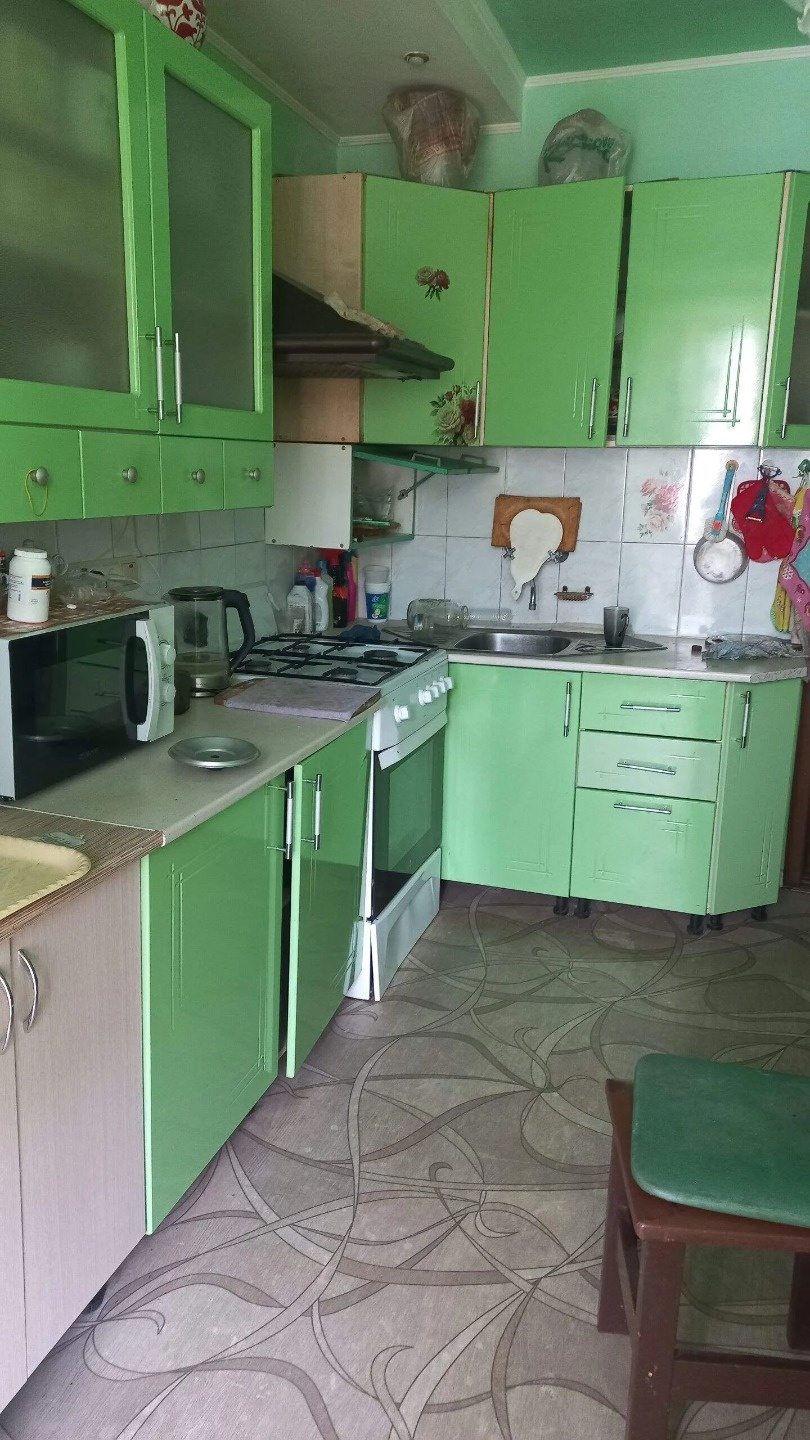 Сдаю комнату в 3 комнатной квартире на 6 этаже 9 этажного кирпичного дома. В квартире есть все необходимое для проживания. Рассматриваем девочку или женщину.  Звоните!