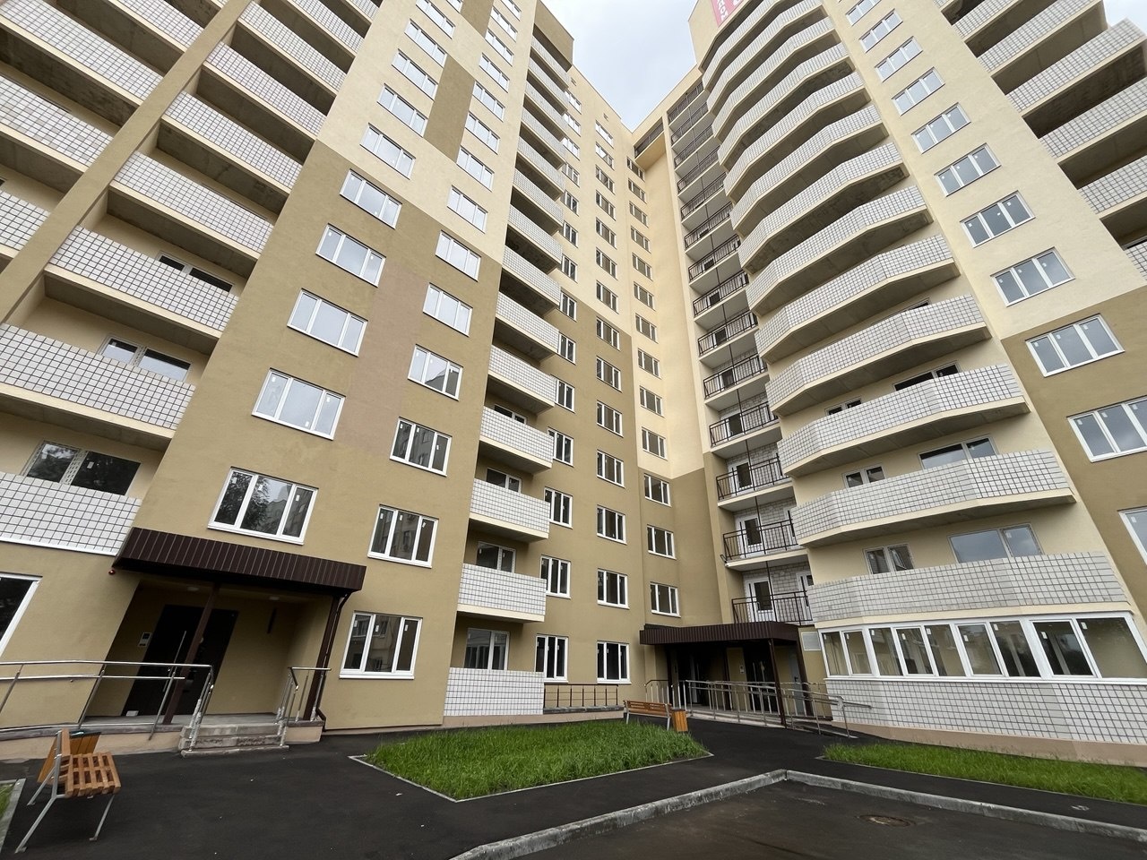 К продаже предлагается 1- к квартира в новом доме от лучшего застройщика Шелдом ЖК Харьковский. Дом построен с использованием монолитно-кирпичной технологии, высота потолков в квартирах 2,7 м. В каждом подъезде предусмотрены пассажирский и грузовой лифты.
Крышная котельная позволит собственникам
