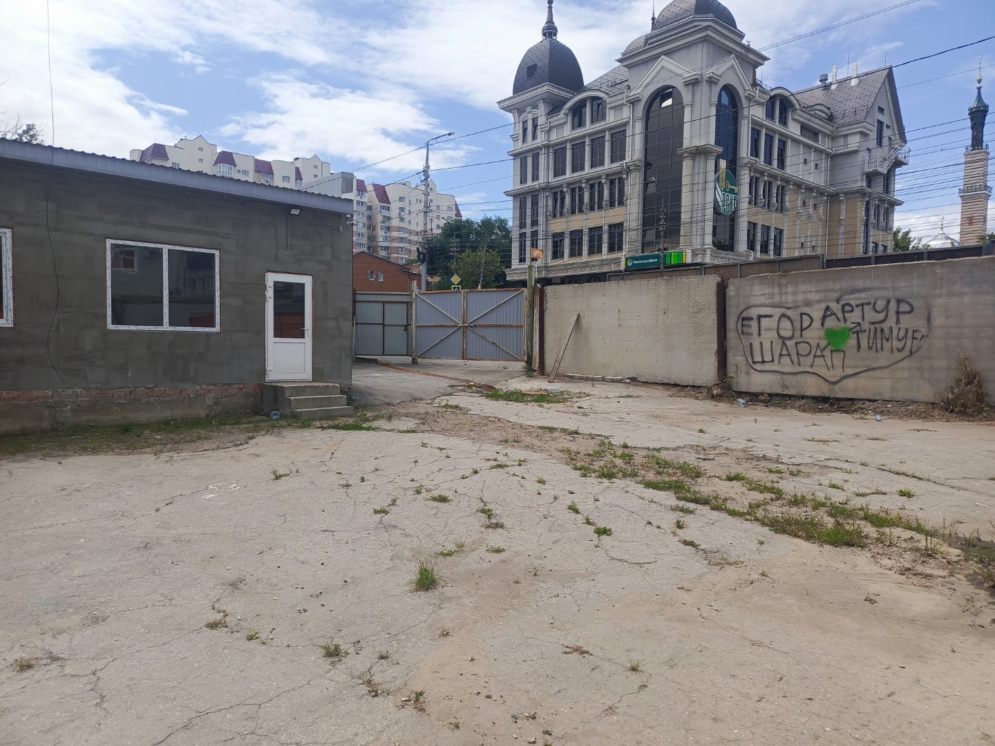 Предлагается нежилое помещение 90  квадратных метров, Объект располагается в центральной части города на огороженном,  отдельном участке площадью 7 соток. УЧАСТОК В АРЕНДЕ до 2067 года.
На объекте произведён капитальный ремонт, сейчас состояние вновь построенного. Есть все коммуникации, индивидуальн