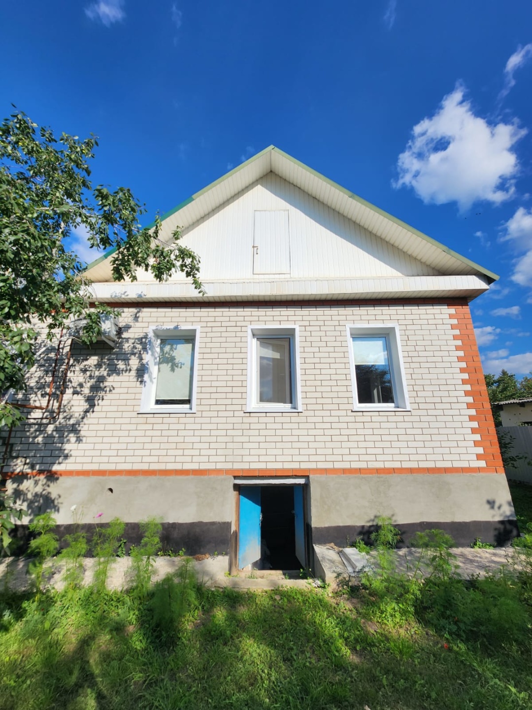 Срочная продажа!
Продается отличный ухоженный дом (крепкий деревянный обложен кирпичом) площадью 92 м2 (+ цоколь 92 м2). В цоколе находится топочная с новым котлом.
В доме 3 комнаты: просторный зал, две спальни, одна из которых с гардеробной,  и кухня. Все коммуникации центральные. Совмещенный сануз