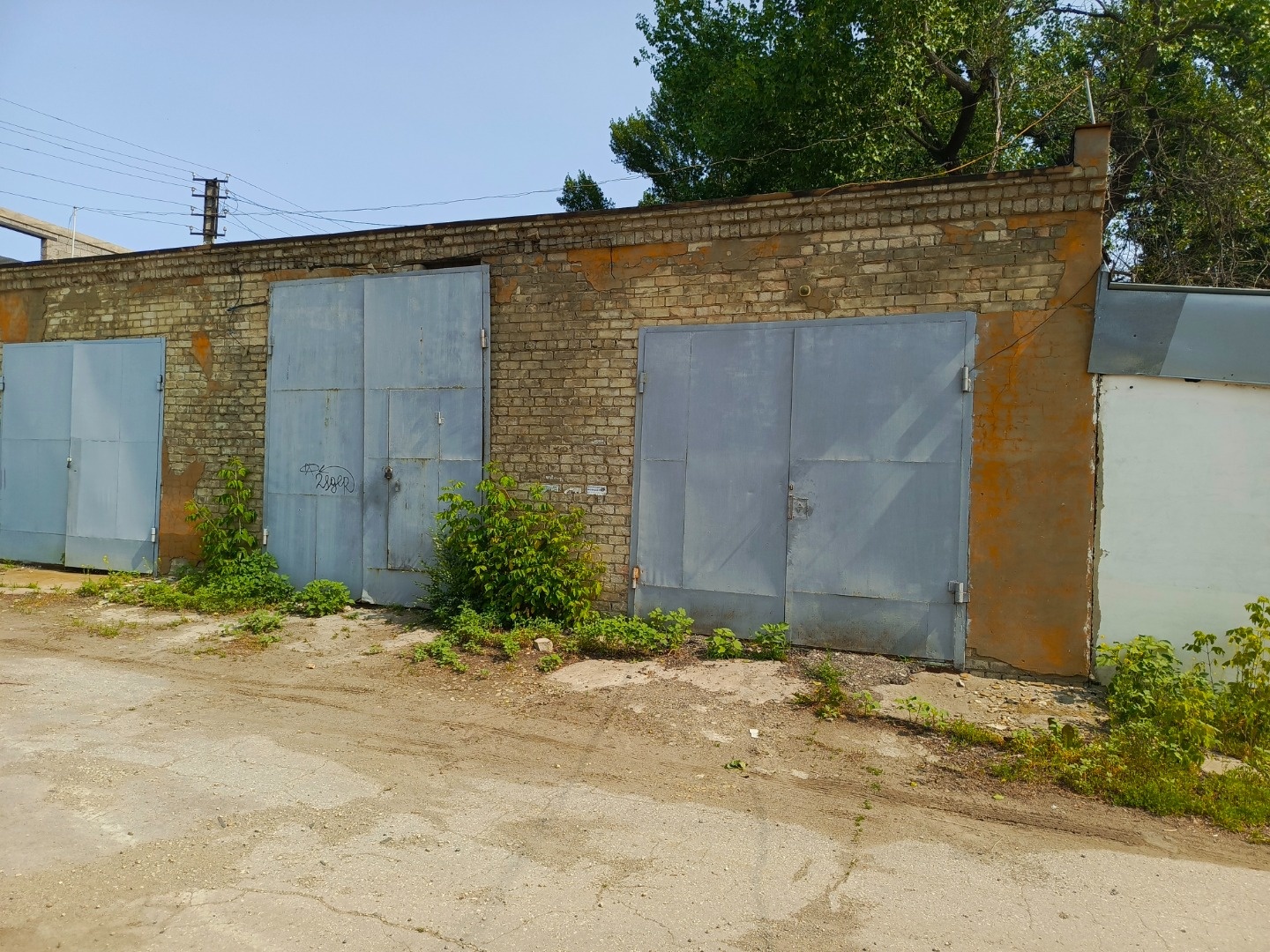 Продаю гаражные боксы. Раньше в них хранилась грузовая техника. Здания крепкие, высота потолка 5 метров, высота ворот 4,5 метра.Площадь одного бокса 33 кв.м..  Кровля отремонтирована. Здание и земля в собственности. Можно купить все три помещения, тогда цена будет по 1750 000 р.