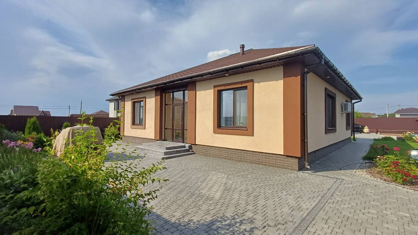 Предлагаю к продаже коттедж площадью 104.9м2 с качественным, современным ремонтом, в одном из востребованных и экологически чистых районов города Саратова, Кумысная Поляна жилой комплекс ТСН Северное Сияние.

✅  На ровном учacткe 13 coток расположен коттедж, баня 58м2, два гаража 57м2, качественная 