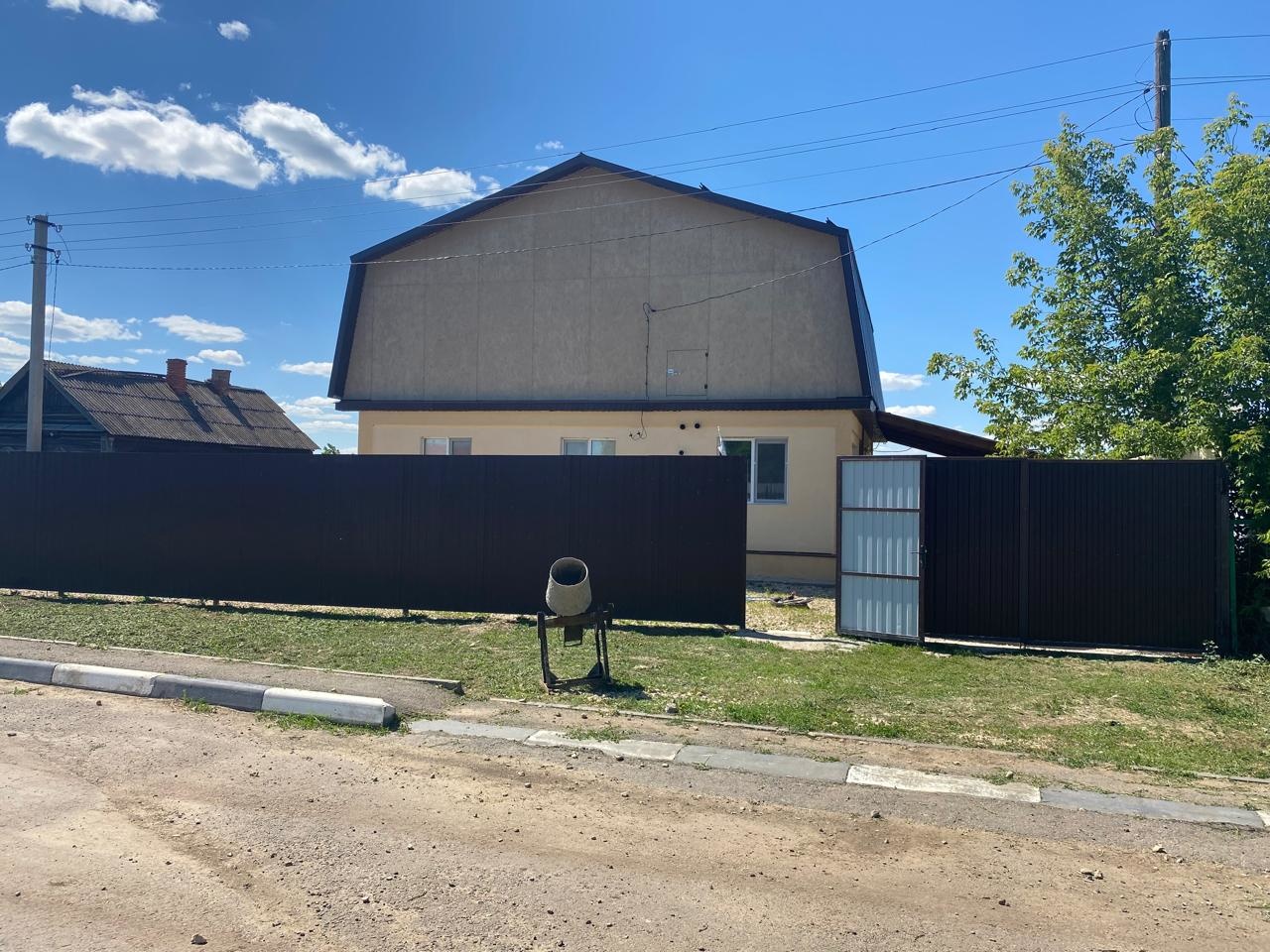 К продаже предлагается предлагается просторный дом в Сабуровке.
Дом расположен на участке 17,8 сот. Категория земель Для ведения личного подсобного хозяйства.
 Отличный вариант для людей занмающихся разведением домашних животных.
В доме имеется 4 раздельных комнаты и просторная кухня.
Газовое отоп
