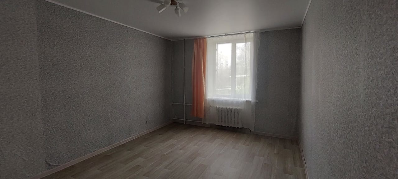 Продается просторная комната 17,7кв.м. в трехкомнатной квартире от собственника! Общие места в хорошем состоянии. 
В комнате пластиковое окно, натяжной потолок, свежие обои заменена проводка (фото комнаты скоро обновим).  Не доля. Один взрослый собственник. Чистая продажа! Показ в удобное время! Цен