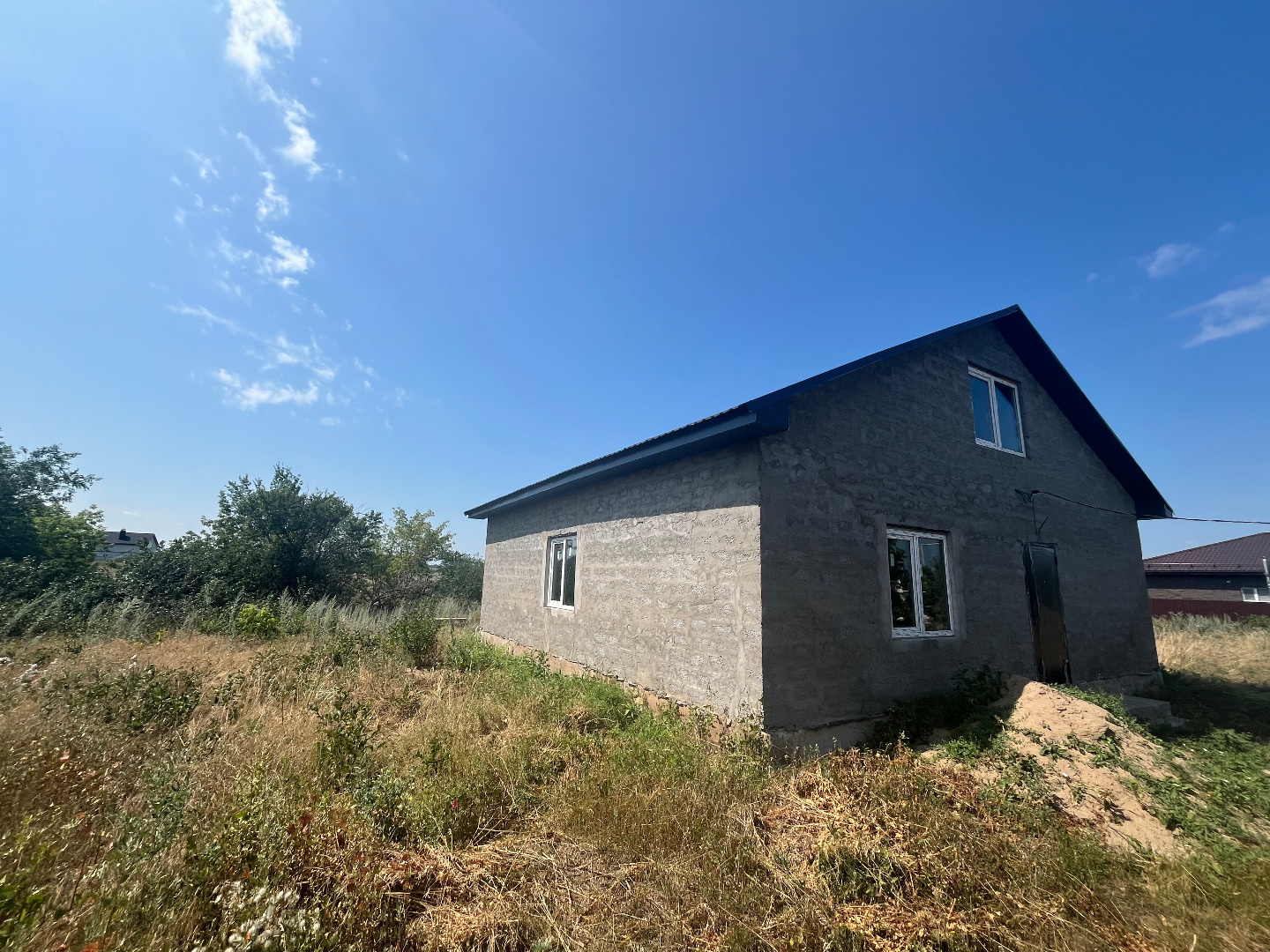 К продаже представлен Дом площадью 146,3 кв.м на 7 сотках земли. Земля ИЖС, прямоугольный участок. Есть возможность для размещения дополнительных строений на участке!
Подъезд к дому круглогодичный, соседи проживают. Свет 15 кВт., скважина (есть возможность подключения центрального водоснабжения, уже