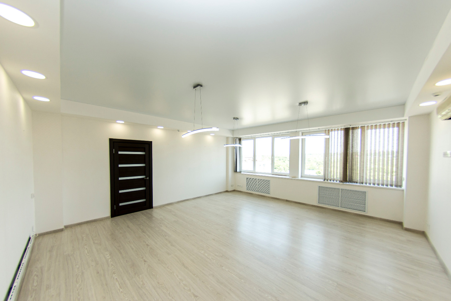 К продаже представлено помещение 928,3 кв.м. в Кировском районе. Продажа от Юридического лица.
Можно использовать, как готовый арендный бизнес, коворкинг.  Помещение находится на 7 этаже, 9-ти этажного здания. 
Круглосуточная охрана, пропускная система! 
На этаже установлены магнитные замки с лестни