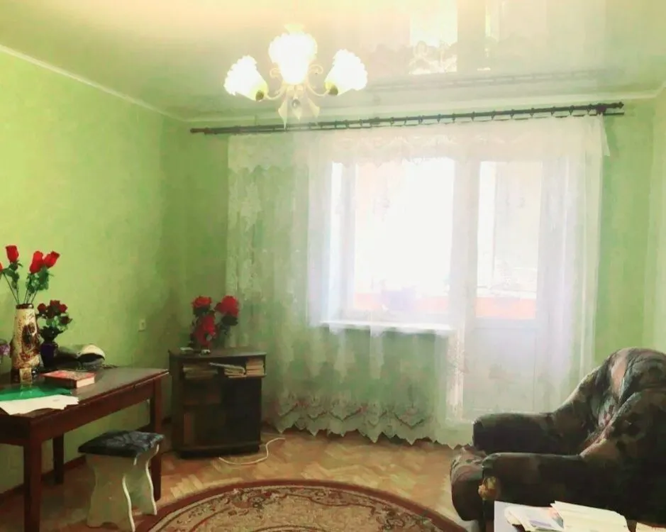 Продаю 1 комнатную квартиру на 2 этаже 5 этажного дома. В квартире сделан косметический ремонт, пластиковые окна, натяжной потолок, счетчики ГВС И ХВС. Подходит под все формы расчетов. Ждем на просмотр.