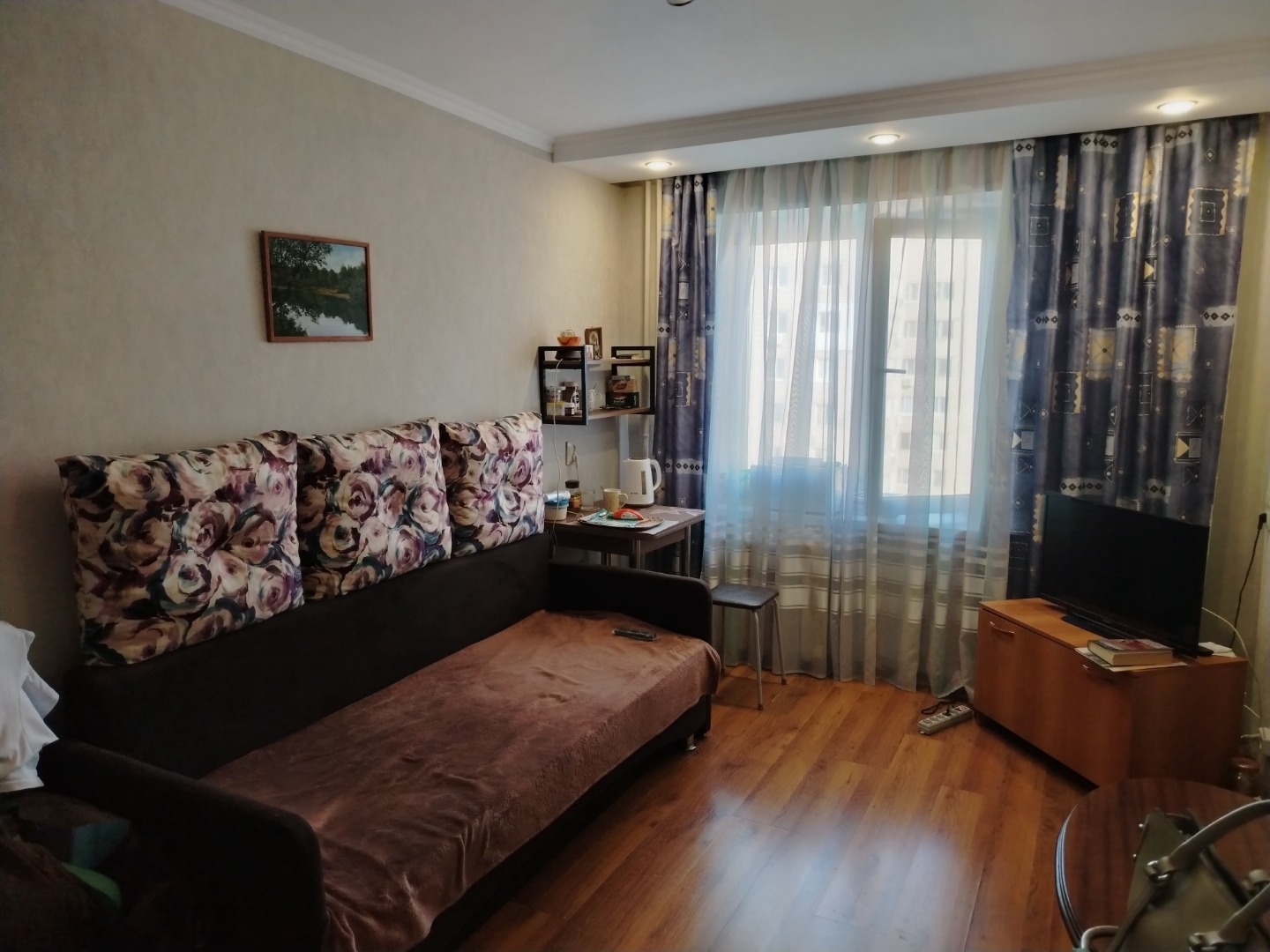 Продается комната 14 м,с хорошим ремонтом.
Пластиковое окно,натяжной потолок,ламинат.
При продажи остается часть мебели.
Раздельный с/у на две комнаты.
Вежливые ,спокойные соседи.
Уютный ,зеленый двор,хорошая транспортная развязка.
Звоните!!!