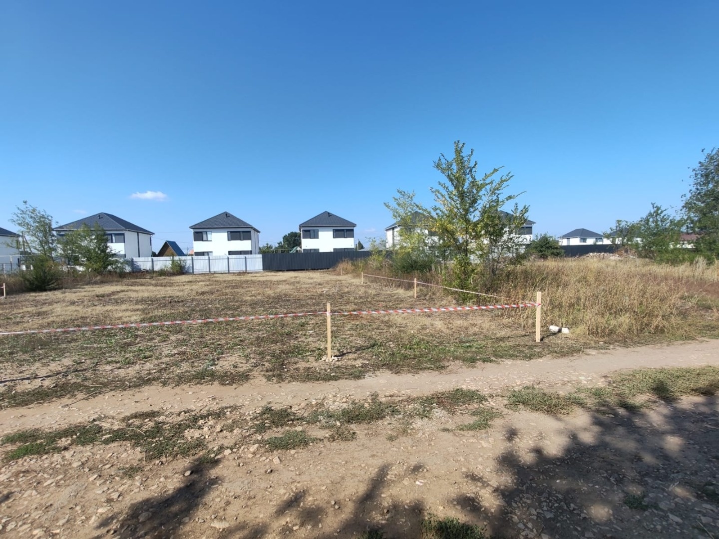 Продаётся ровный участок ИЖС в черте города Энгельса по улице Шелковичной за детским садиком Полюшко. Возможность подключения всех комуникаций имеется. Просмотр в удобное время! Звоните!