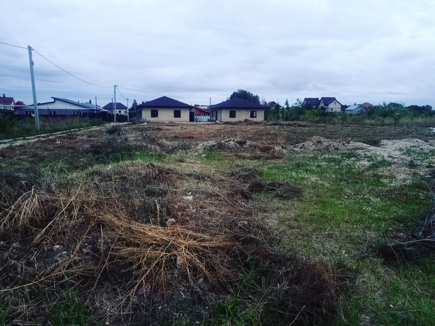 Продается ровный участок 8 соток под строительство дома, подъезд круглогодичный, быстрозастраивающийся микрорайон! По границе возможность подключения коммуникаций! Есть возможность приобретения двух участков! Звоните, подробнее все расскажу! 