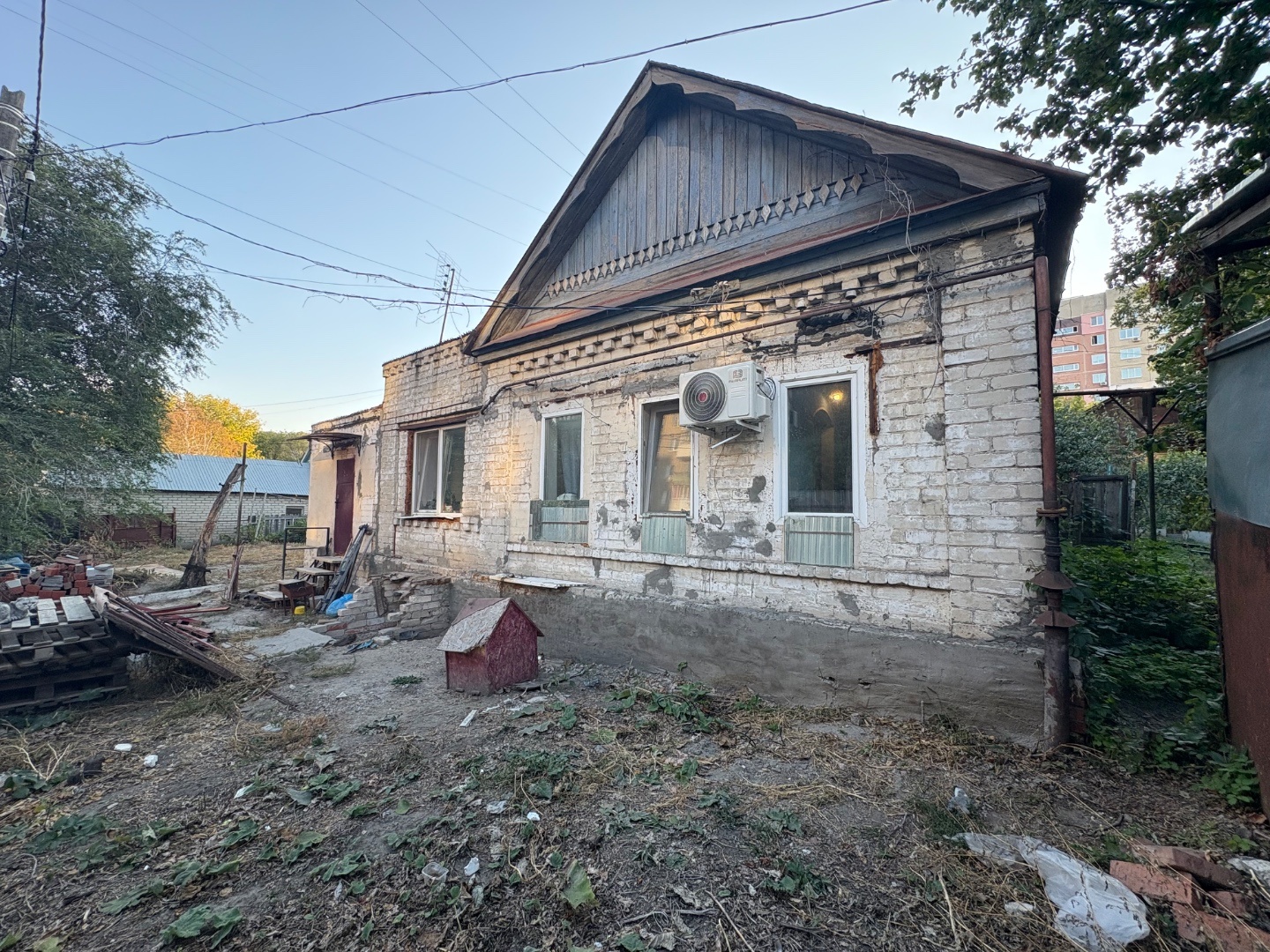 Продается дом с участком в районе 1-й дачной! 

Привет! У меня есть замечательный домик с земельным участком, который ищет новых хозяев. Он находится в уютном районе 1-й дачной. Участок и дом оформлены в собственность, так что никаких проблем с документами!

Есть собственный въезд с улицы Генерала З