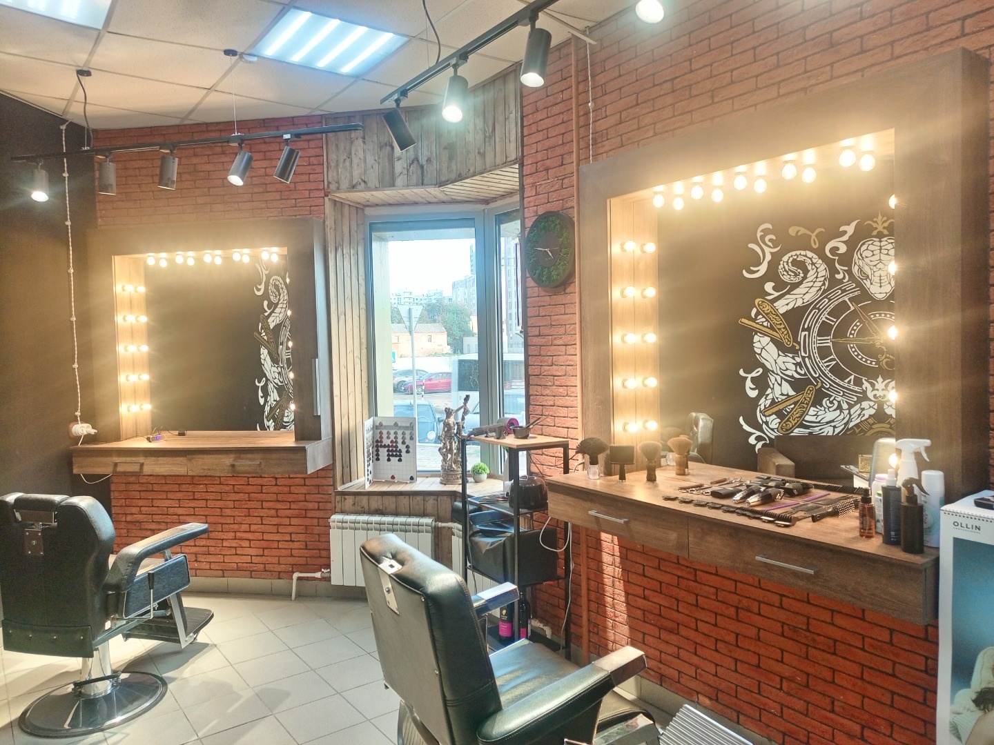 Продаётся готовый бизнес (студия красоты, 67,3кв.м, новая мебель, оборудование, техника, 2 зала, кабинет для перманента/наращивания ресниц, кухня, с/у) сделан свежий ремонт, аренда 40000 руб/мес) Место проходное, рядом с ТЦ Лазурный, бизнес-аккаунт с рекламой оплачен вперед на 2 года вперед, все нео