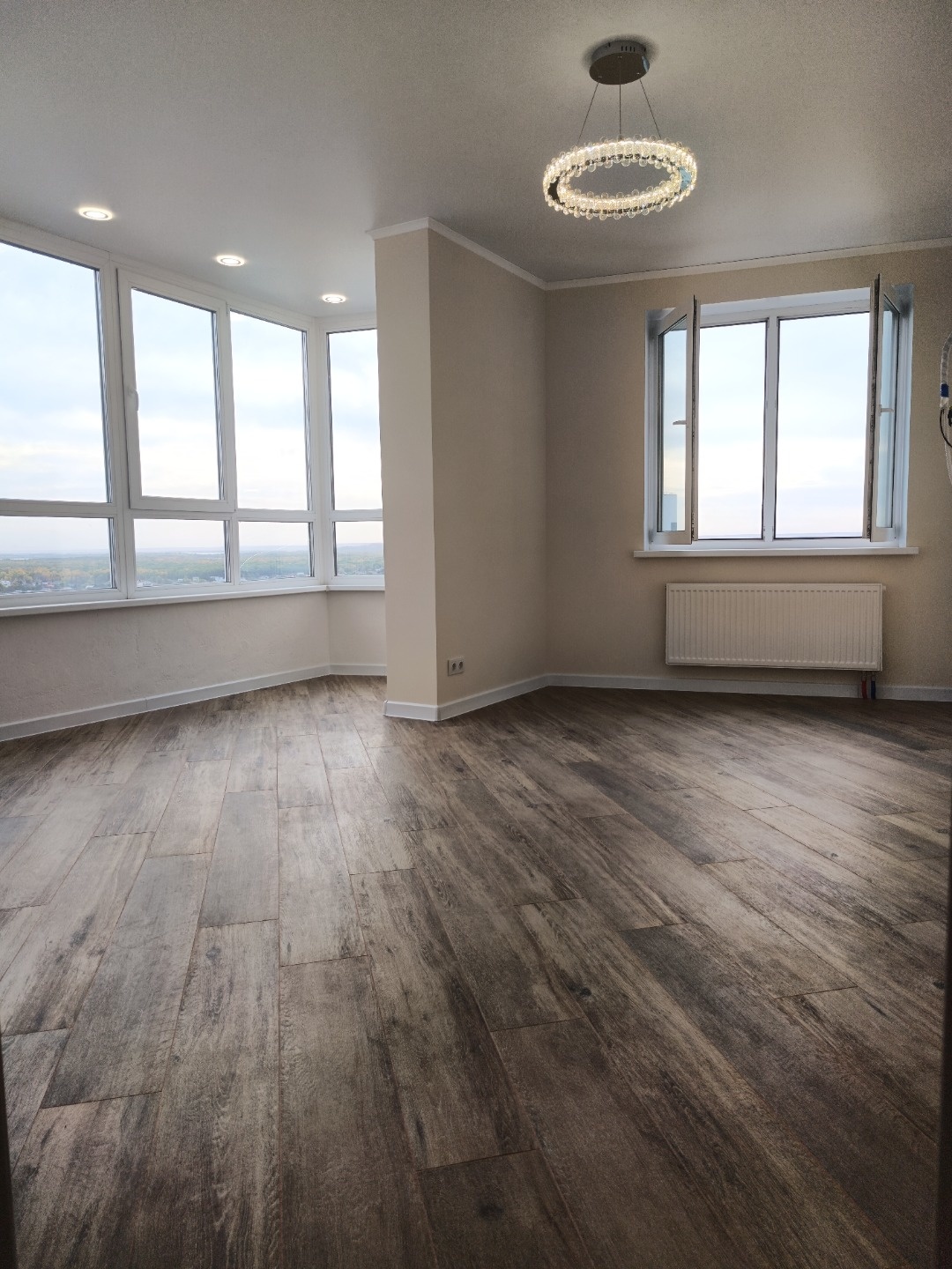  Квартира от юр.лица,можно приобрести под господдержку! ЖК Шурова гора-это современный жилой комплекс, с красивыми видами из окон , высокий этаж , отличная планировка. Фото лето 2025 г , ремонт полностью окончен. Кухонный гарнитур со встроенной техникой - всё абсолютно новое квартирой ещё никто не