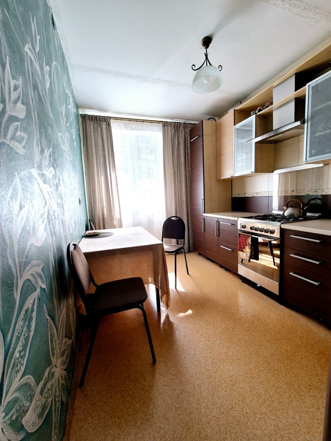 Уютная 2х комнатная квартира по очень интересной цене! Срочная продажа! 
Кирпичный дом, закрытая территория с детской площадкой, видеонаблюдением. Замечательные соседи. Идеально для семьи с ребенком!
В квартире косметический ремонт, просторная кухня 10 кв.м., теплый пол даже зимой. При продаже остае