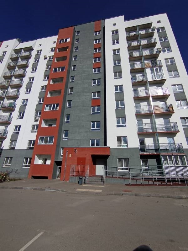 Предлагаю в аренду на длительный срок квартиру в новом доме ,ранее в аренду не сдавалась.
Дом кирпичный, своя крышная котельная, за счет чего всегда горячая вода и очень тепло. Лучевая отопительная система ( теплый пол) в  зимний период. Современный двор ,большая парковка для автомобилей. Хорошая ин