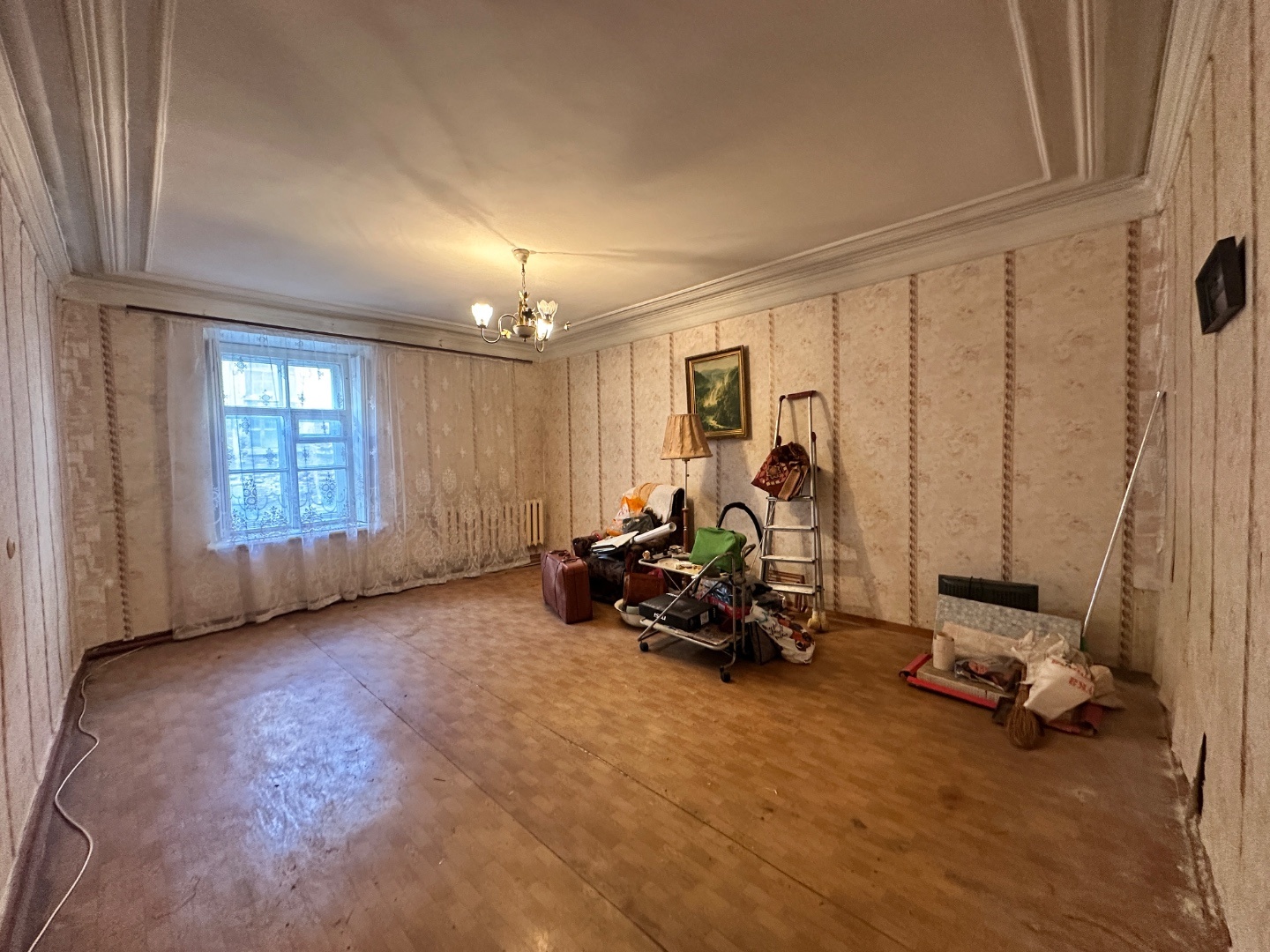 Просторная 3х комнатная квартира в самом излюбленном  месте г.Саратова. 
Идеальное место под сдачу! Состояние квартиры на фото. При желании можно чуть изменить планировку и получить большую 2х комнатную квартиру с двумя огромными спальнями и просторной кухней-гостиной. 
Окна квартиры выходят во двор