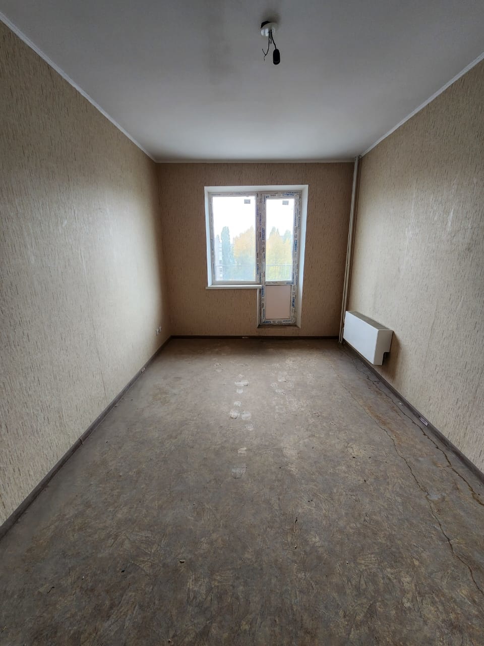 Продается 1-комнатная квартира площадью 27,3 кв.м. на 8 этаже в новом доме в центре Заводского района.
В квартире косметический ремонт от застройщика. Никто не жил. Пластиковые окна, новая сантехника, ровные полы и стены, линолеум, обои. Кухонный фартук выложен кафелем, в ванной комнате выложена пли