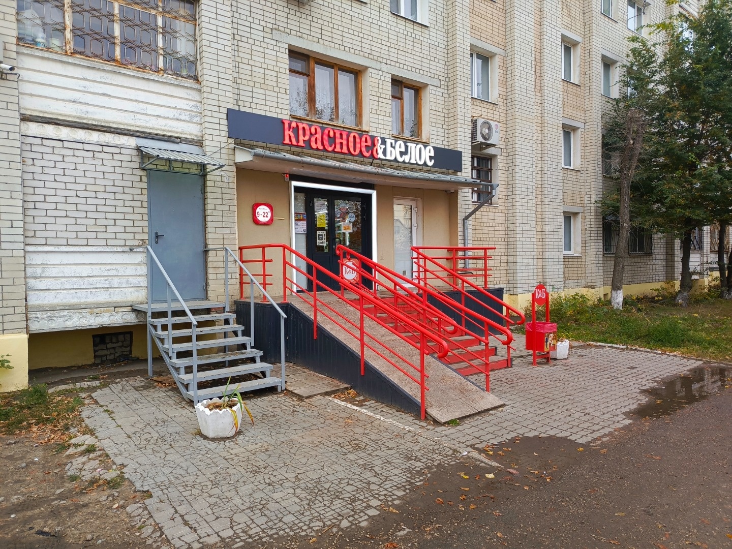 Продаётся нежилое помещение, объект занят долгосрочным арендатором К&Б. В помещении сделан хороший ремонт. Место проходное , есть парковка, рядом остановка общественного транспорта.