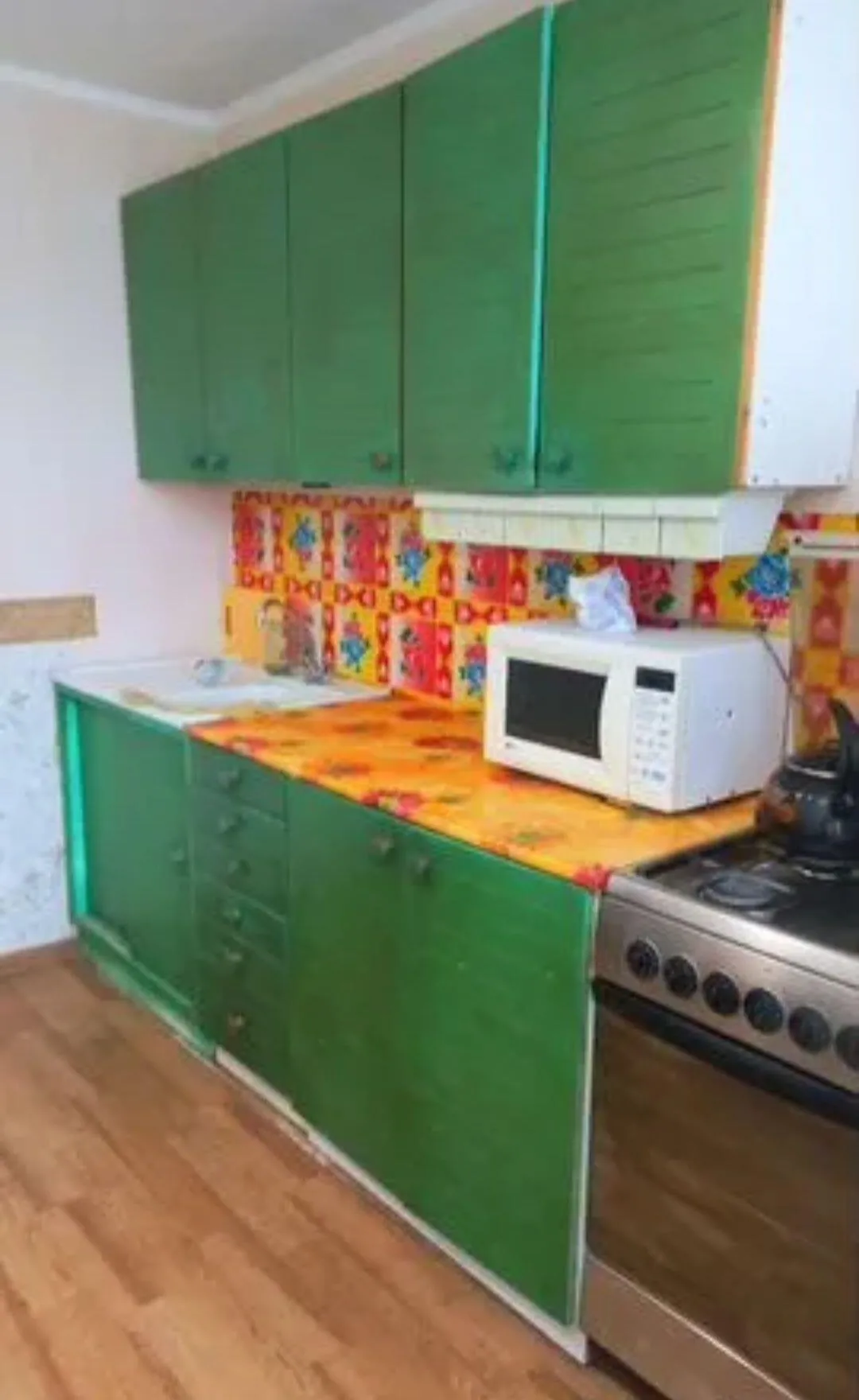 Сдаю квартиру на 5 этаже 9 этажного дома. В квартире есть все необходимое для проживания. Основная сумма плюс счетчики, залог 5000, комиссия агенства 9000.