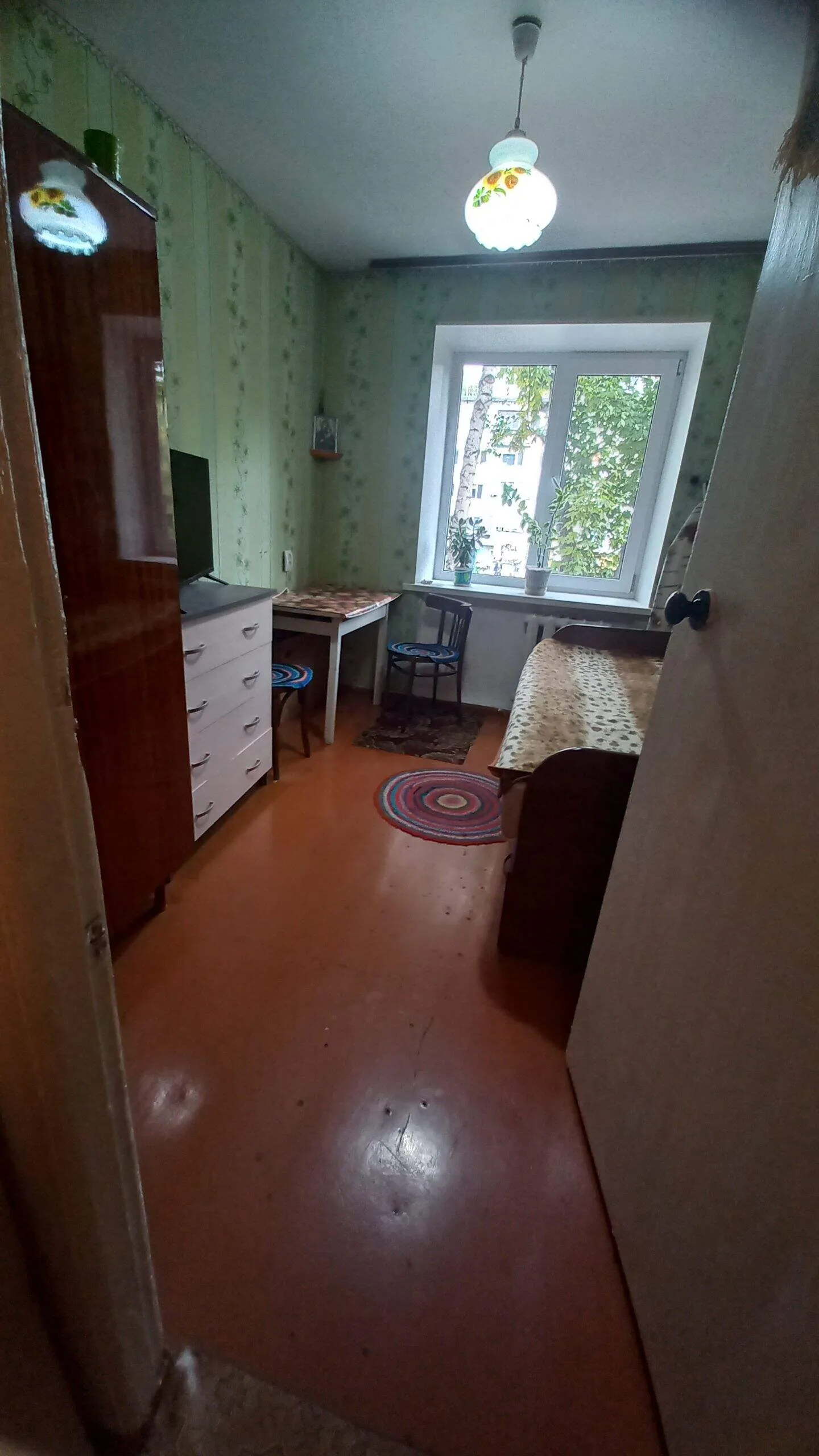 Сдаю комнату в двух комнатной квартире. В квартире есть все необходимое для проживания. Основная сумма плюс свет. Комиссия агенства 3500.