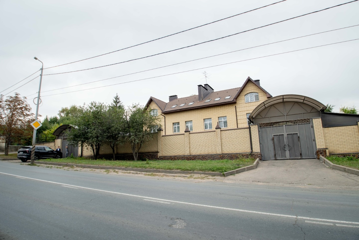 К продаже предлагается частный дом под бизнес 

На участке площадью 12 сот располагется просторный дом общей площадью 700 кв.м.

Идеально подходит под частный детский сад!!! Или гостиницу.

Основная дорожная жила между по. Солнечный и Юбилейным, позволяет организовать большой входящий поток клиентов