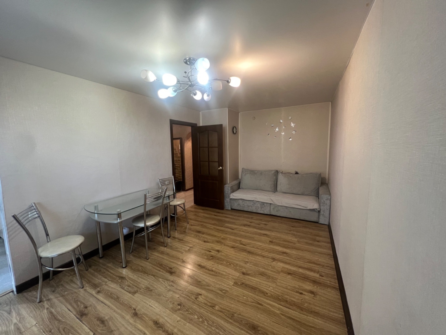 Продается отличная 3-х Комнатная квартира в районе Соколовой горы.
Отличная планировка на две стороны, кирпичный дом!
Чистый подъезд, дружные соседи!
В квартире косметический ремонт, пластиковые окна, натяжной потолок, хорошие меж.комнатные двери! 
При продаже остаётся кухонный гарнитур , шкаф купе,