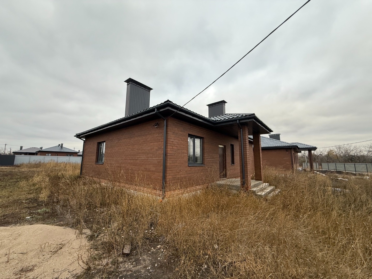 Продается одноэтажный жилой дом общей площадью 90,4 кв.м., с земельным участком 9,96 соток, в поселке Северное Сияние. 
Дом без отделки, построен из газосиликата и облицован кирпичом, кровля металлочерепица, утеплена 200 мм., эковатой. 
В доме имеются следующие коммуникации: электроснабжение - центр