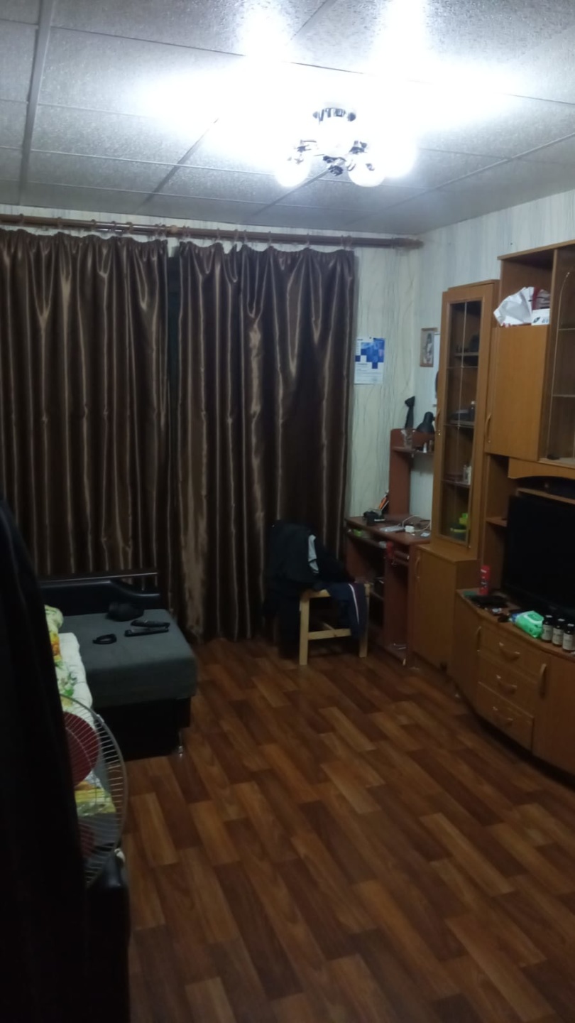 Продается просторная комната на удобном 2-ом этаже пятиэтажного кирпичного дома. Комната 17.9 кв.м. Соседи все спокойные,семейные.Вся инфоструктура в шаговой доступности(школа,садик,почта,поликлиника,Сбер,все сетевые магазины,озон,ВБ,пекарни,кафе.)Остановка общественного транспорта перед домом,от ку