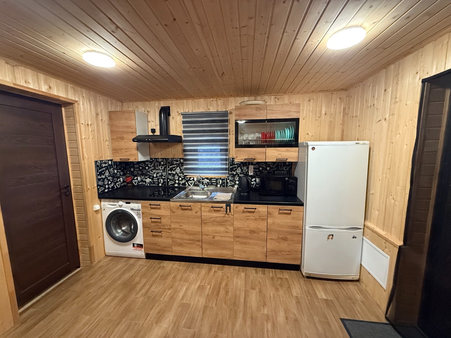 Продается 2-х этажная дача  общей площадью 44 кв.м., в районе п. Зональный, в СНТ Агроном!
Дача построена в 2016 году, в хорошем состоянии, 1-й этаж построен из шпал и внутри обшит вагонкой, 2-й этаж щитовой и обшит ДВП, с наружи дом утеплен минватой и обшит сайдингом. 
Баня и санузел с душевой нахо