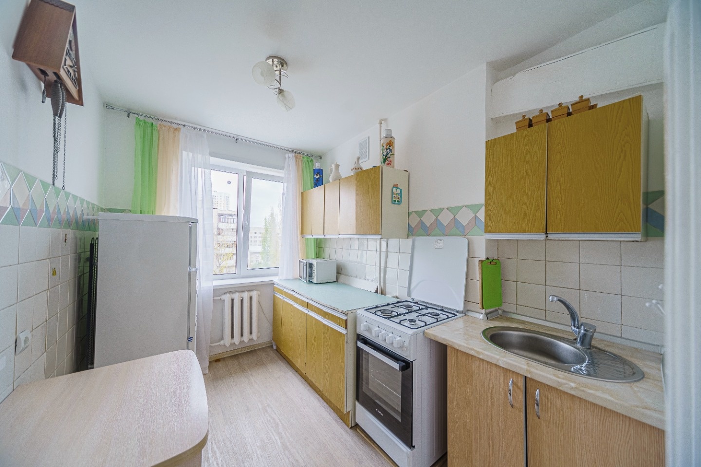 Продаю просторную, светлую 3-х комн. квартиру,  планировка люкс - на обе стороны, с балконом и лоджией. 
Потолок выровнен, покрашен, на полу линолеум.

Месторасположение дома весьма удачное - рядом пешеходный Бульвар ул. Рахова, Городской парк, а так же новая Набережная и пляж. 
Детские сады №№ 40, 