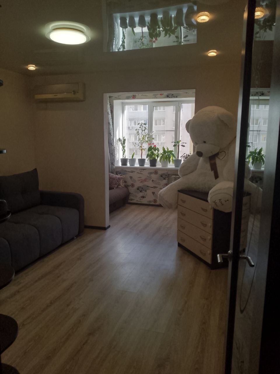 Продам квартиру в новом микрорайоне солнечного. В квартире выполнен хороший косметический ремонт. есть всё необходимое. Хороший дом. отличная инфраструктура. звоните