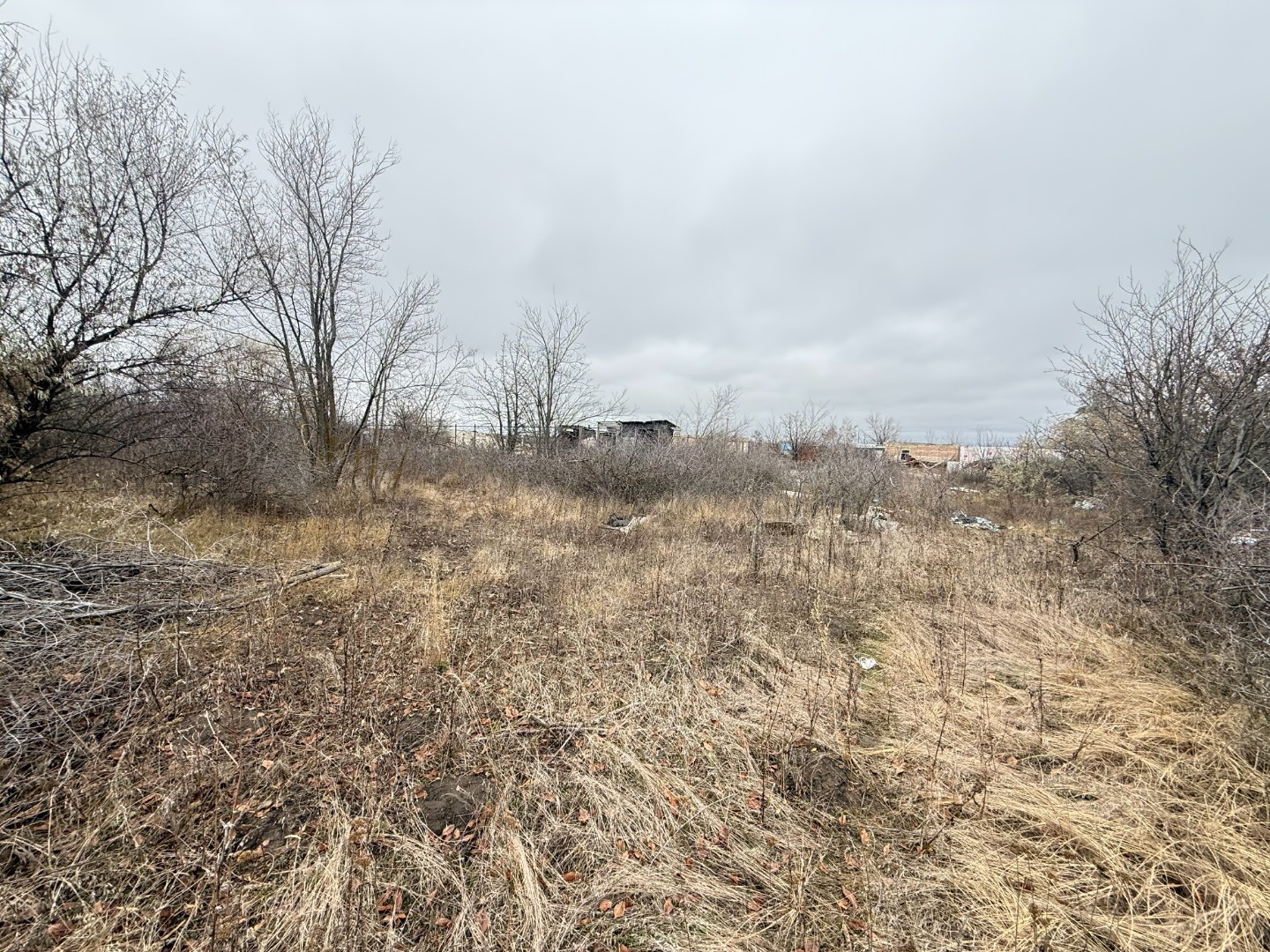 Продается земельный участок в СНТ Газовик-3, в 10 минут езды от Солнечного. Участок ровной и правильной формы! Идеально подходит под строительство жилого дома. Круглогодичный подъезд, дорога отсыпана щебнем и старым асфальтом, вокруг ведется активная застройка!
Коммуникации: Водоснабжение - сезонное