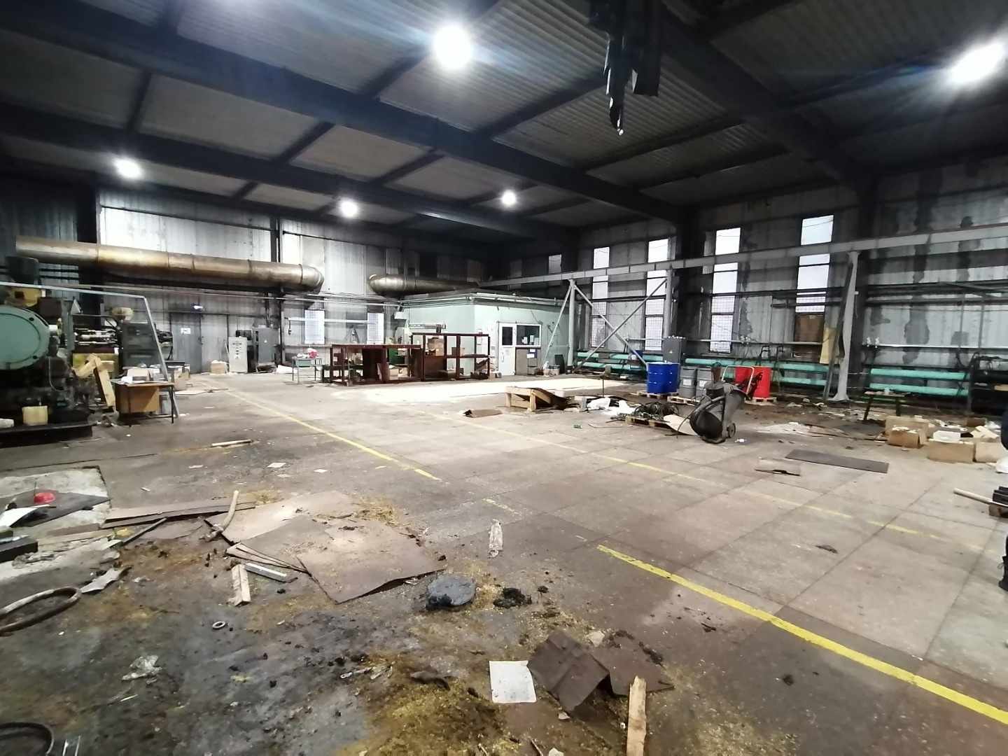 Продаю производственное здание в центральном районе города.Здание имеет уникальную конструкцию, 30 на 30 и без колонн.  Высота потолка 7,8 метра.
Объект имеет двое ворот и расположен на участке 45 соток. Есть возможность сделать обособленную территорию.  Есть возможность заезда фур.. Электричества 2